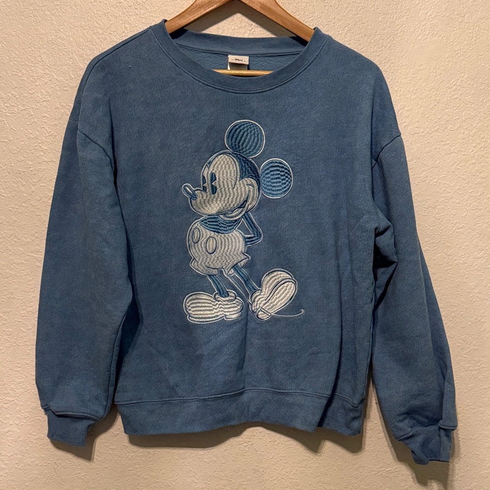 New NWOT Disney Store embroidered Mickey sweatshirt